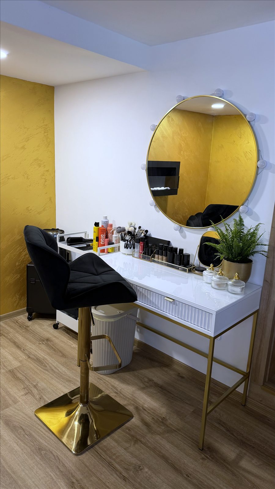 Líčicí koutek se zrcadlem v salonu JANESKIN