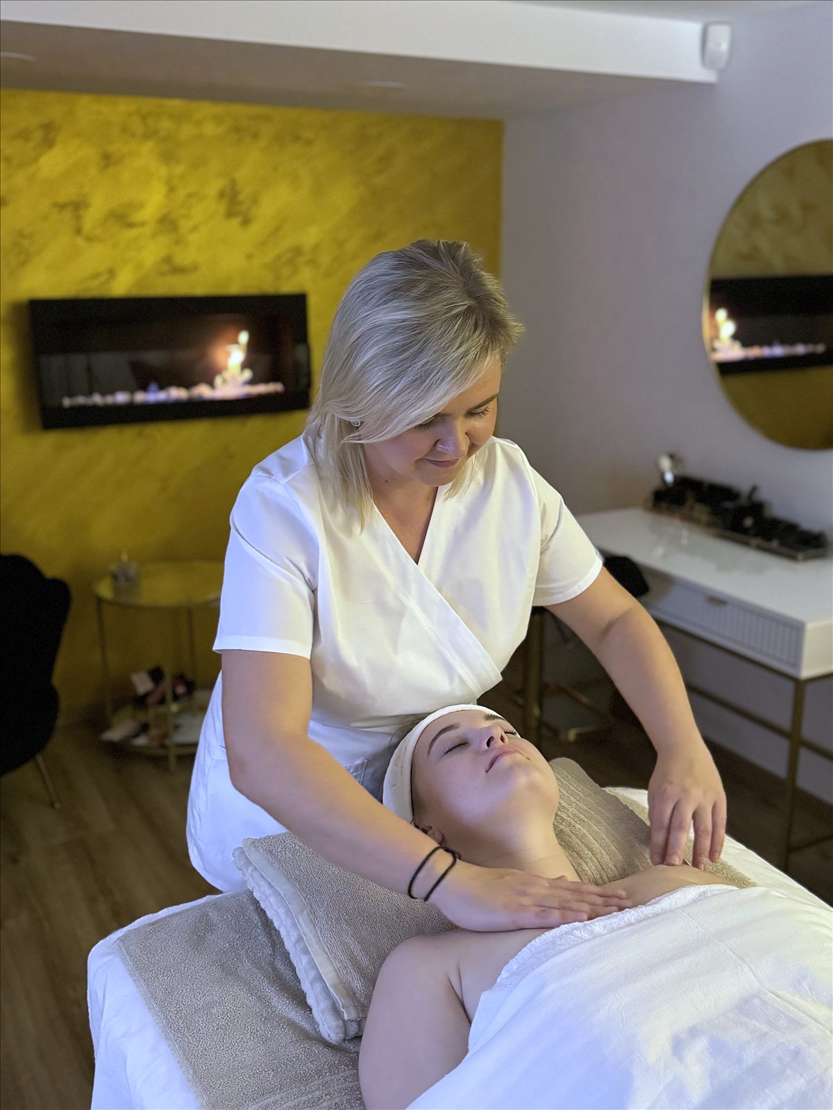 Jana Szymiková při kosmetickém ošetření v salonu JANESKIN u krbu